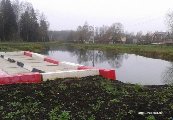 В деревне Пахотино спасатели не могут подъехать к пожарному пруду